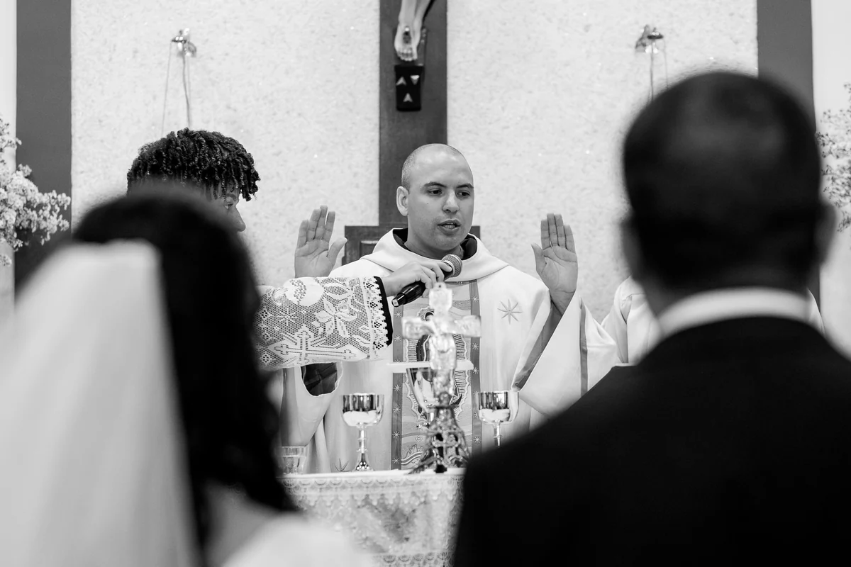 Bênção do sacerdote no altar durante a Missa